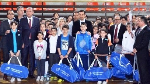 Türkiye Badminton Federasyonundan Malzeme Dağıtımı