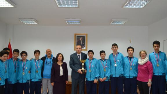 Maltepe Ortaokulu Yıldız Erkek Basketbol Takımı İlçe Milli Eğitim Müdürü Mehmet YILMAZ ı ziyaret etti.