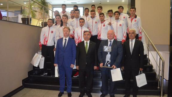Millî Eğitim Bakanı, Avrupanın Genç Şampiyonlarını Kabul Etti.
