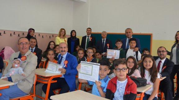 Çankaya İlçe Millî Eğitim Müdürlüğünün Yıl Sonu Karne Töreni, Metin Oktay Ortaokulunda Yapıldı.
