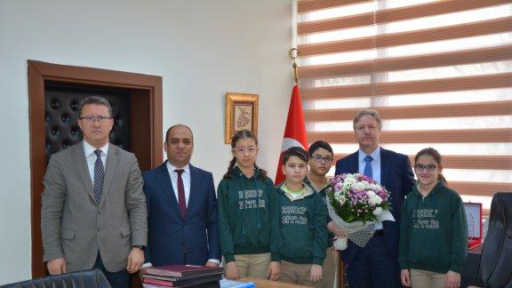 Eşref Bitlis Ortaokulu Öğrencileri, İlçe Millî Eğitim Müdürü Mustafa Özel´i Makamında Ziyaret Etti.