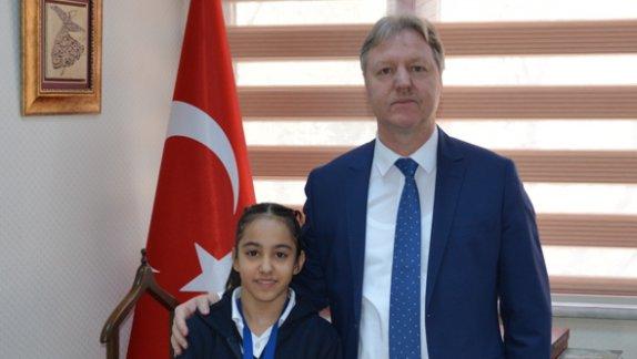 Ankara Okullar Arası Artistik Jimnastik İl Birincisi Bahar Çekildaş, İlçe Millî Eğitim Müdürü Mustafa Özeli Ziyaret Etti.
