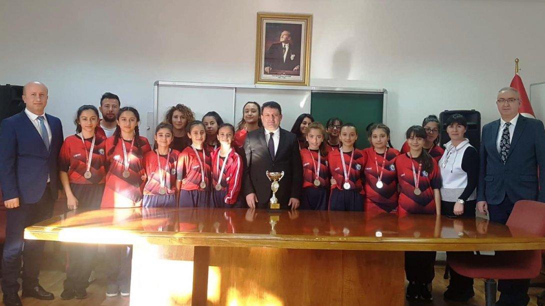  Pakize Erdoğu Ortaokulu Kız Futbol Takımı Müdürlüğümüzde...