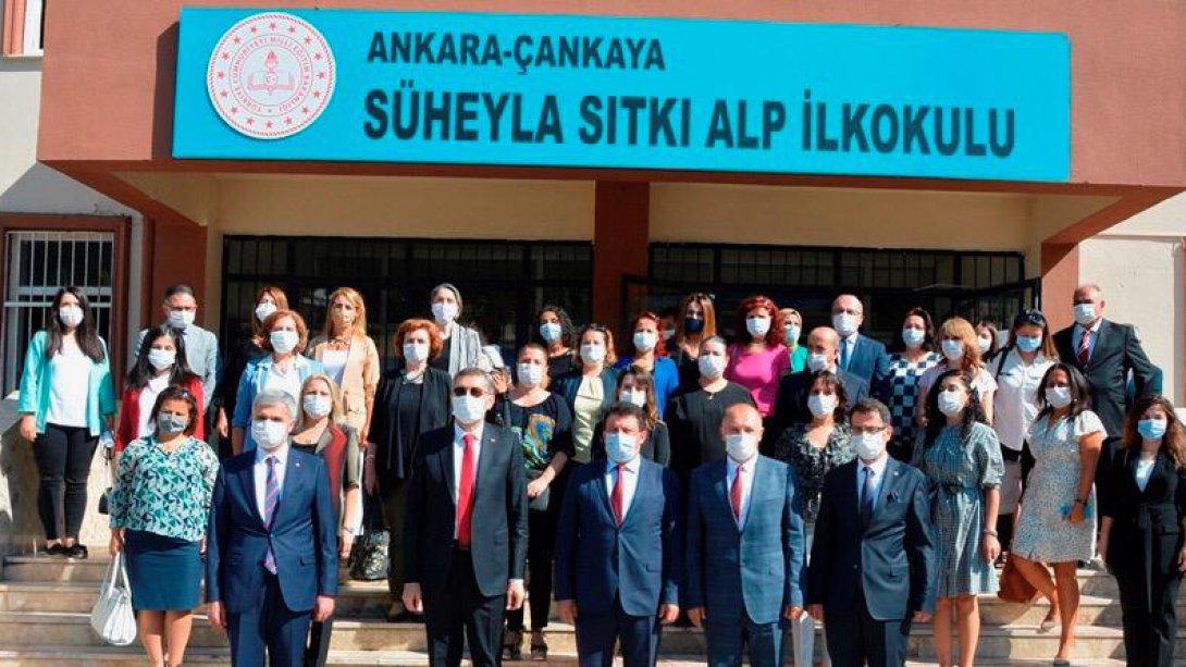  Millî Eğitim Bakanımız Prof.Dr. Ziya Selçuk, Meslekî Çalışma Programı'nın İlk Dersinde Çankaya'da...