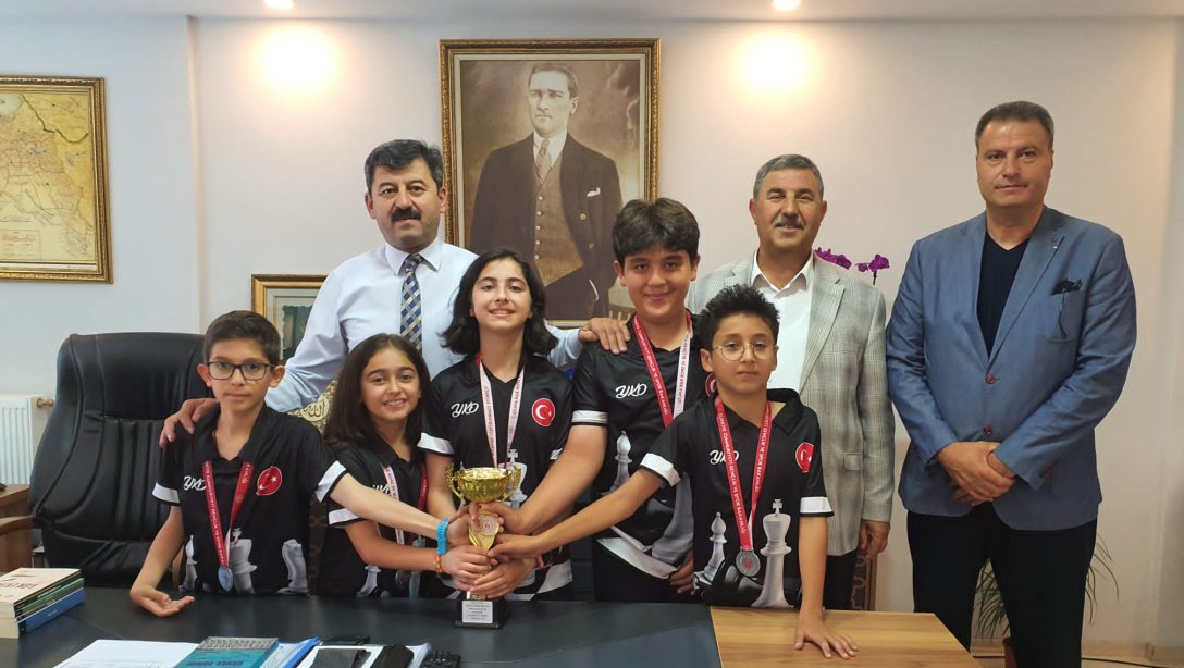 Yasemin Karakaya Ortaokulu, Satrançta Türkiye İkincisi  Oldu.