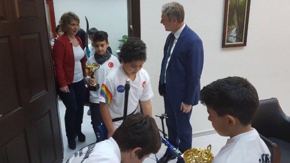 MEV Gökkuşağı Ortaokulunun Genç Sporcuları, Mustafa Özeli Ziyaret Etti.