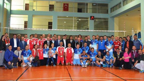 Çankaya İlçe Voleybol Takımı, 15 Temmuz Şehitleri İlçeler Arası Öğretmenler Dostluk Turnuvasında Şampiyon Oldu.