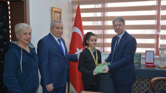 Tekvando Yıldızlar Balkan Şampiyonu Elif Karabay, İlçe Millî Eğitim Müdürü Mustafa Özeli Ziyaret etti.