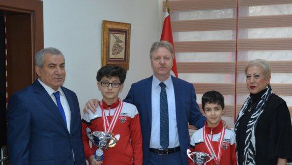 Başarılı Sporcular, İlçe Millî Eğitim Müdürü Mustafa Özeli Ziyaret Etti.