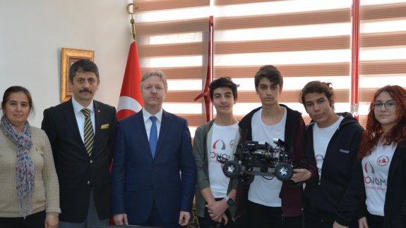 Mini Otonom Yarışmasında Türkiye Birincisi Olan Ayhan Sümer Anadolu Lisesi, Mustafa Özeli Ziyaret etti.