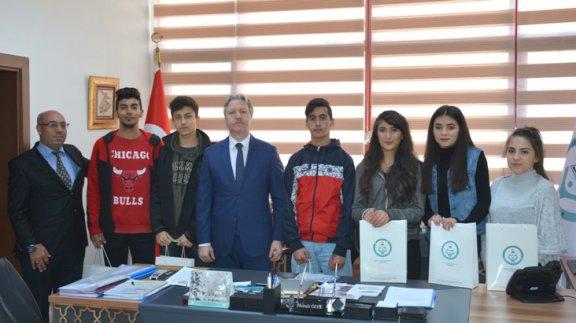 Fatma Yaşar Önen Meslekî ve Teknik Anadolu Lisesinin Sporcu Öğrencileri, İlçe Millî Eğitim Müdürü Mustafa Özeli Makamında Ziyaret etti.