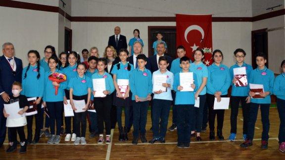 İlçe Millî Eğitim Müdürü Mustafa Özel, Namık Kemal Ortaokulunda, Ödül Programına Katıldı.