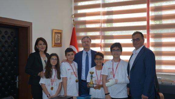 Kavaklıdere Ortaokulunun Başarılı Öğrencileri, Mustafa Özeli Ziyaret etti.