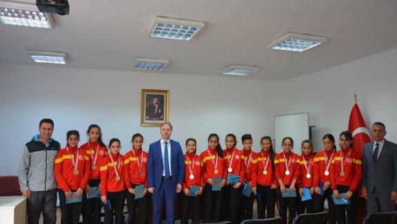 Ankara Şampiyonu Olan Metin Oktay Ortaokulu Yıldızlar Hentbol Takımı, İlçe Millî Eğitim Müdürü Mustafa Özeli Ziyaret etti.