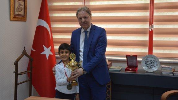 Türk-İş Blokları İlkokulunun Şampiyon Öğrencisi, İlçe Millî Eğitim Müdürü Mustafa Özeli Ziyaret Etti.