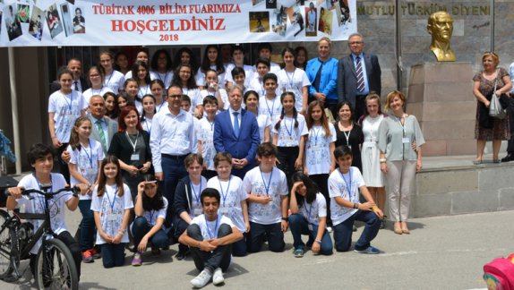 Mustafa Özel,Ahmet Vefik Paşa Ortaokulu TÜBİTAK 4006 Bilim Fuarının Açılışına Katıldı.
