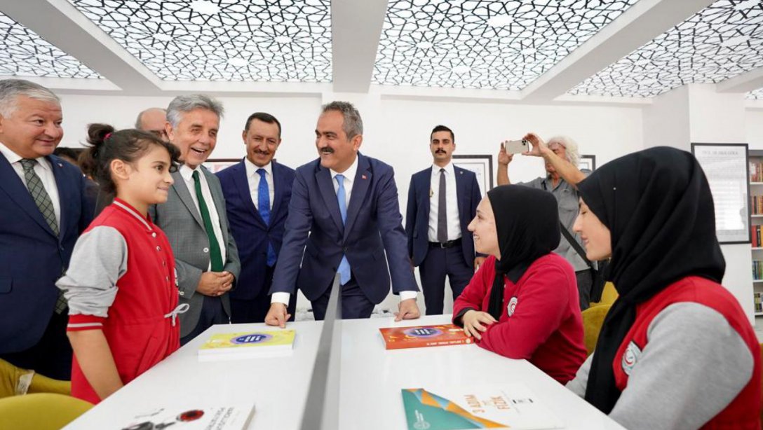 Millî Eğitim Bakanı Mahmut Özer, Psikiyatr Prof. Dr. Erol Göka Kütüphanesi'nin Açılışına Katıldı. 