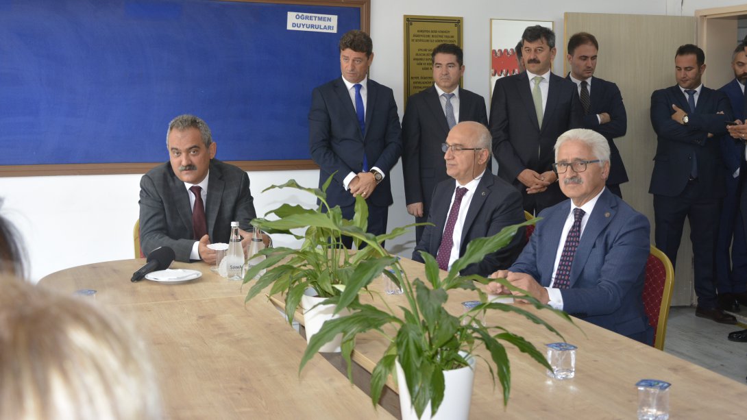  Millî Eğitim Bakanı Mahmut Özer, Okula Uyum Programı Kapsamında Çankaya'da Velilerle Bir Araya Geldi.  