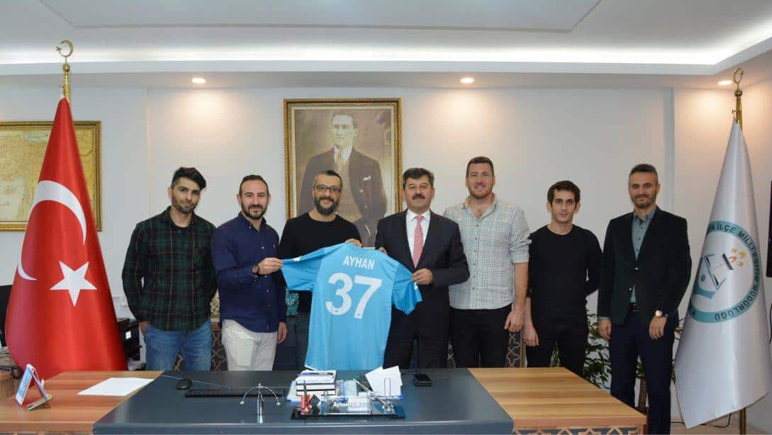  Müdürlüğümüz Futbol Takımı, İlçe Millî Eğitim Müdürümüz Ayhan Işık'a Formasını Teslim Etti. 
