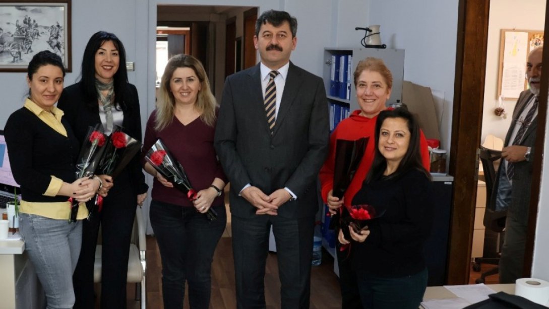  İlçe Milli Eğitim Müdürümüz Ayhan Işık, Müdürlüğümüz  Çalışanlarının Dünya  Kadınlar Gününü Kutladı.